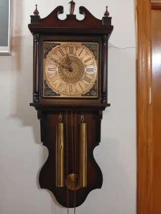 Reloj de péndulo antiguo de madera