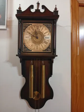 Reloj de péndulo antiguo de madera