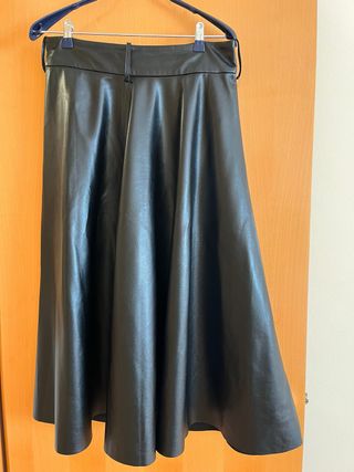 Falda Zara efecto piel negra