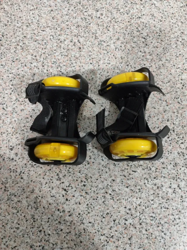 Pattini con ruote gialle