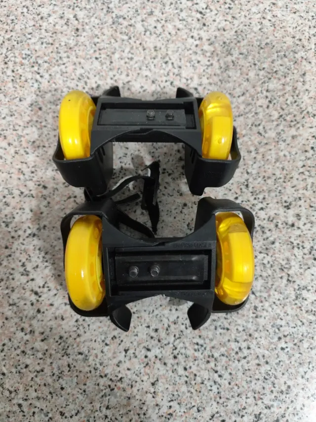 Pattini con ruote gialle