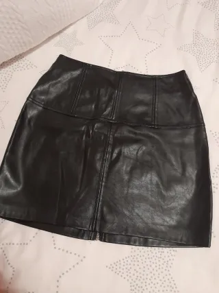 Falda corta efecto piel negra Talla M