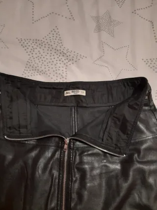 Falda corta efecto piel negra Talla M
