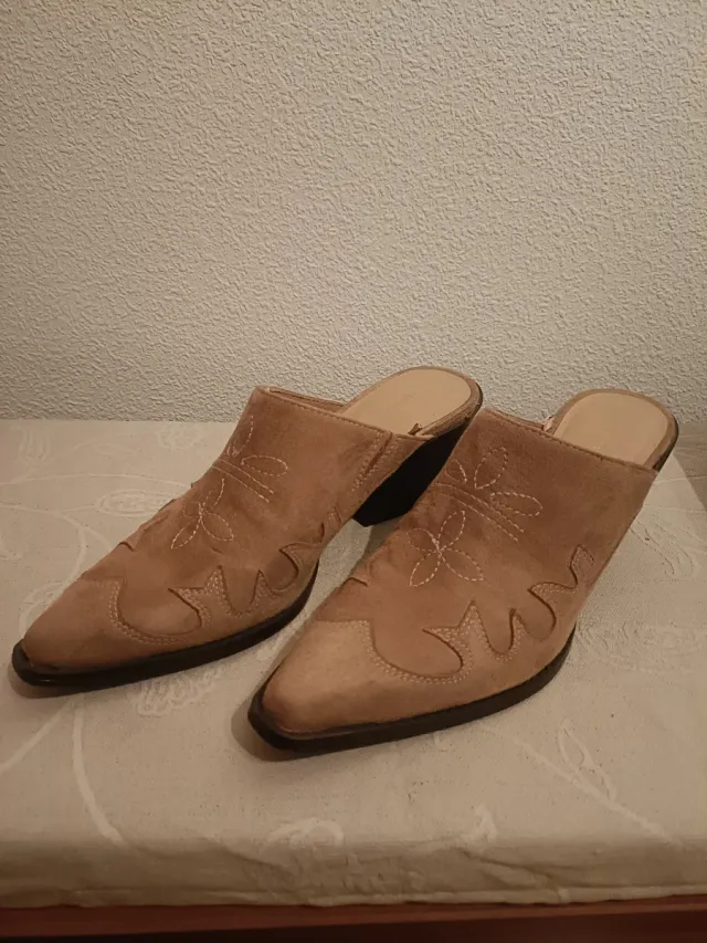 Zuecos cowboy ante beige