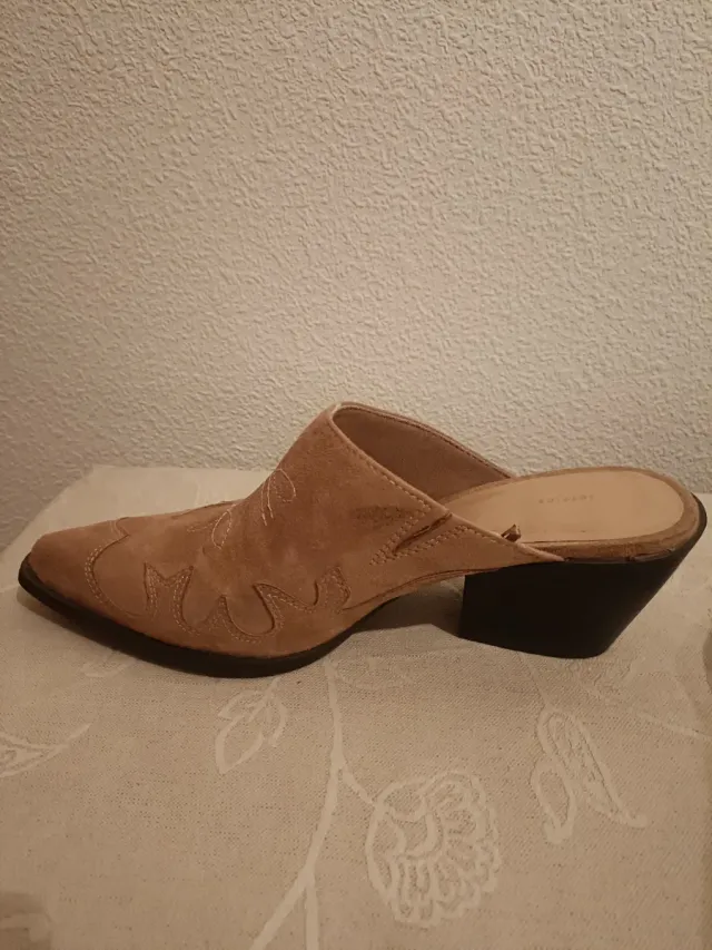 Zuecos cowboy ante beige