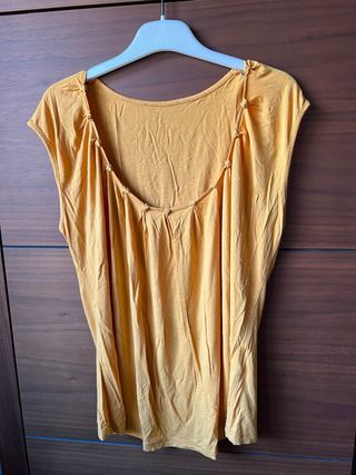 Camiseta naranja con nudos