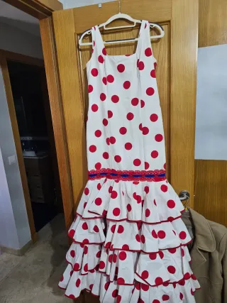 Traje de flamenca blanco con lunares rojos