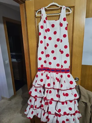 Traje de flamenca blanco con lunares rojos
