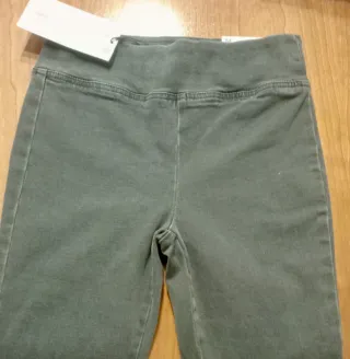 Pantalón acampanado color gris.