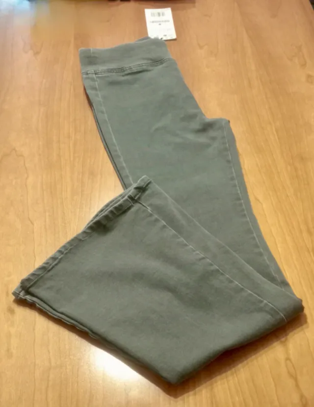 Pantalón acampanado color gris.