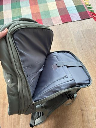 Mochila de viaje gris