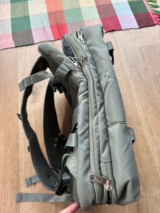 Mochila de viaje gris