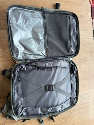 Mochila de viaje gris