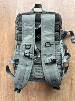 Mochila de viaje gris