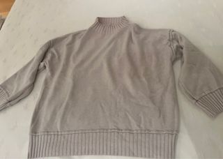Sudadera beige punto cuello caja