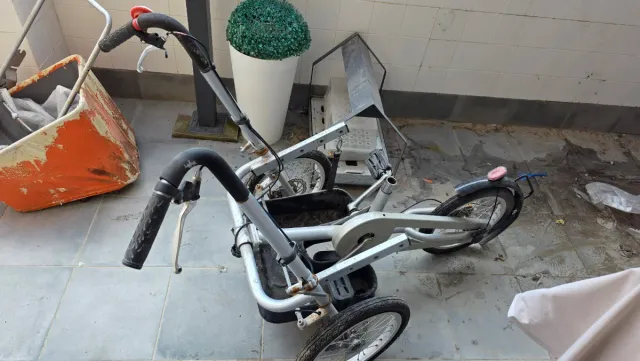 Triciclo de carga para restaurar