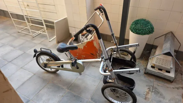 Triciclo de carga para restaurar