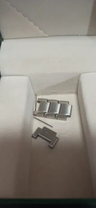 Reloj Skyline Verde y Plateado