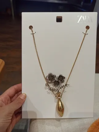 Collar Zara Flor y Jarrón Dorado