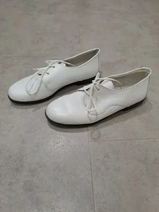 Zapatos blancos de vestir para niño