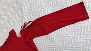 Camiseta roja cutout mangas M