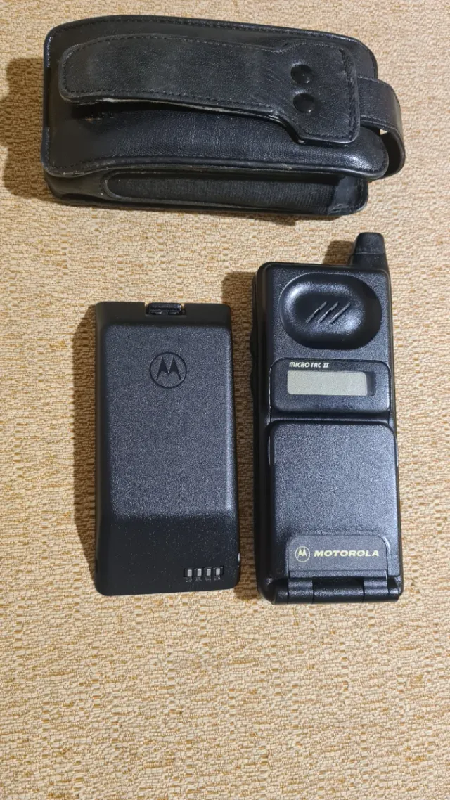 Teléfono Motorola MicroTAC II con funda