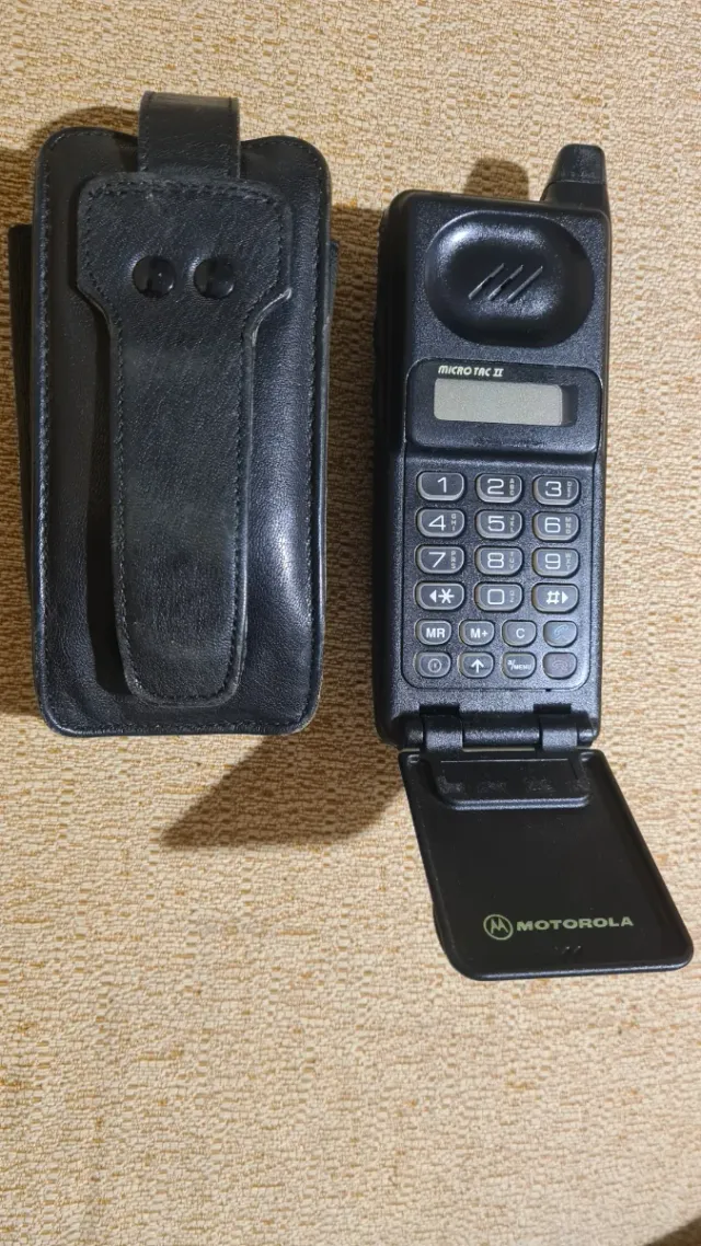 Teléfono Motorola MicroTAC II con funda