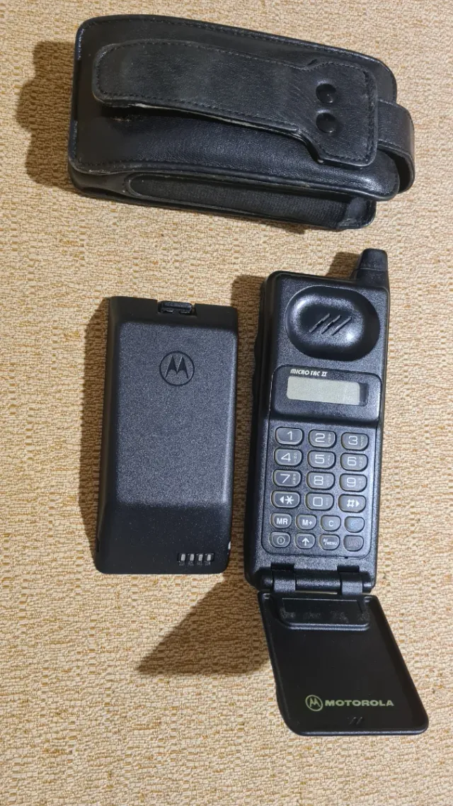 Teléfono Motorola MicroTAC II con funda