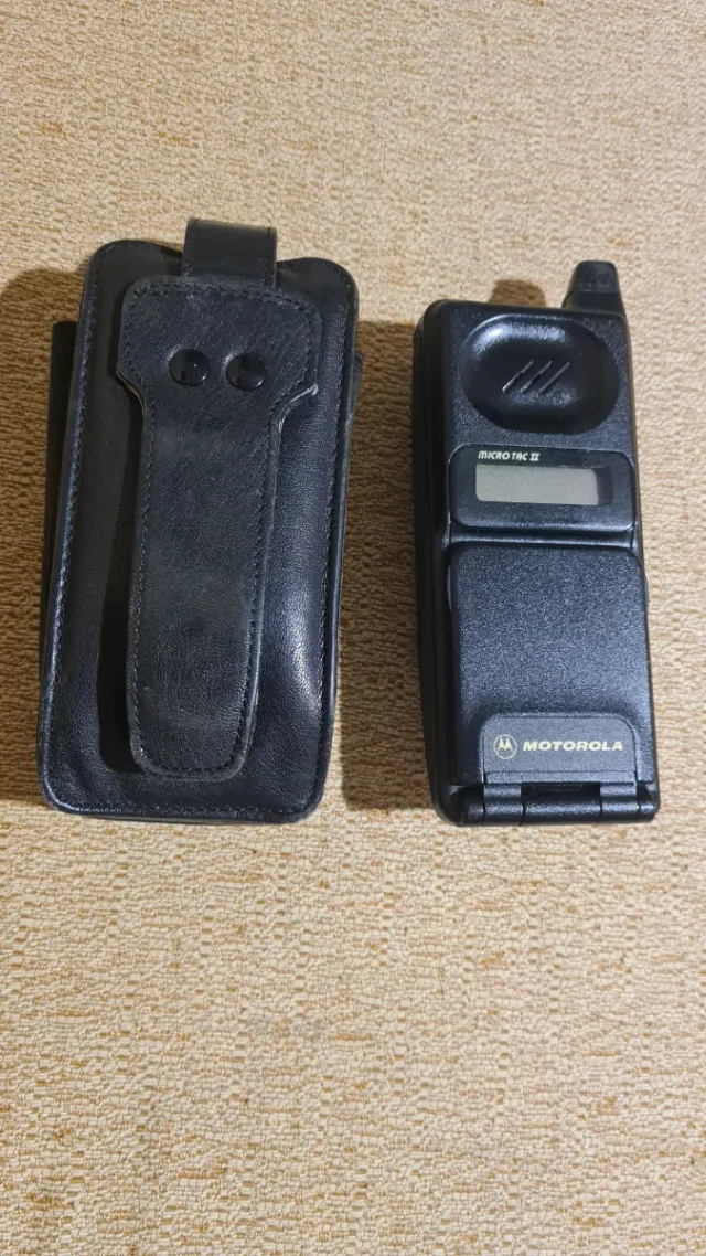 Teléfono Motorola MicroTAC II con funda