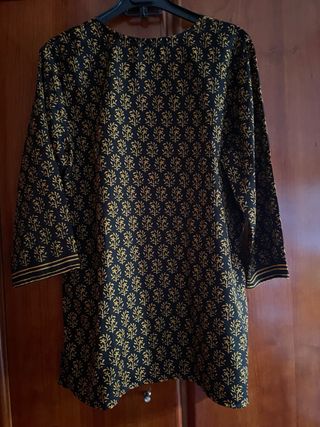 Blusa corte asiático negra y dorada