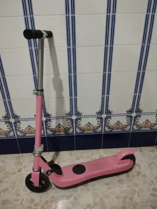 Patinete eléctrico rosa para niña
