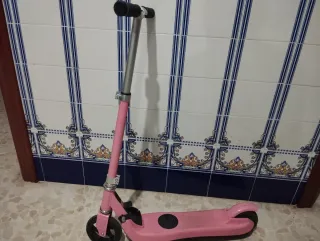 Patinete eléctrico rosa para niña