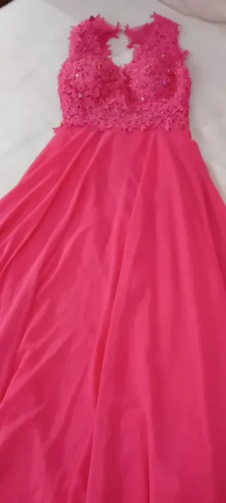 Vestido de fiesta rosa con encaje