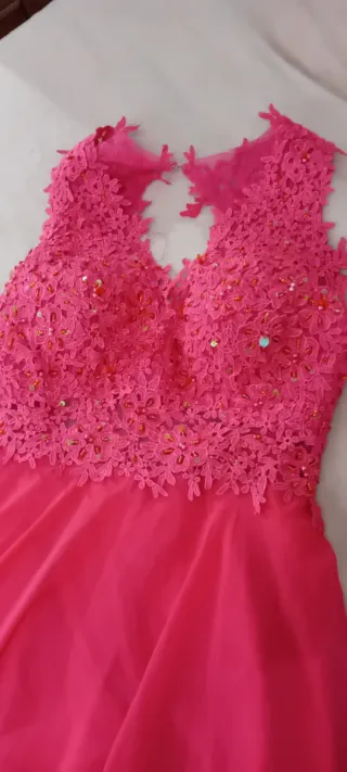 Vestido de fiesta rosa con encaje