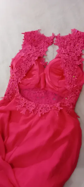 Vestido de fiesta rosa con encaje