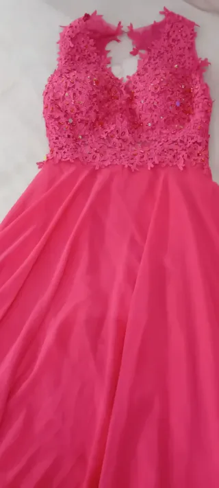 Vestido de fiesta rosa con encaje
