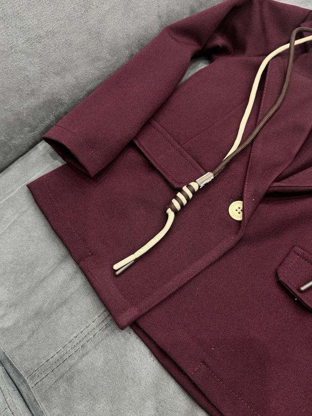 Tailleur bimba bordeaux con cappuccio