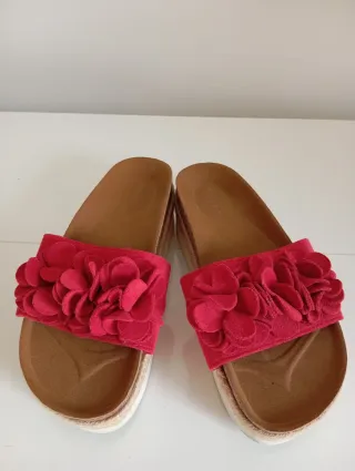 Sandalias plataforma rojas con flores