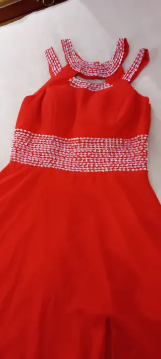 Vestido de fiesta rojo con pedrería