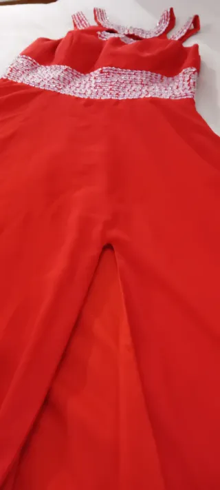 Vestido de fiesta rojo con pedrería