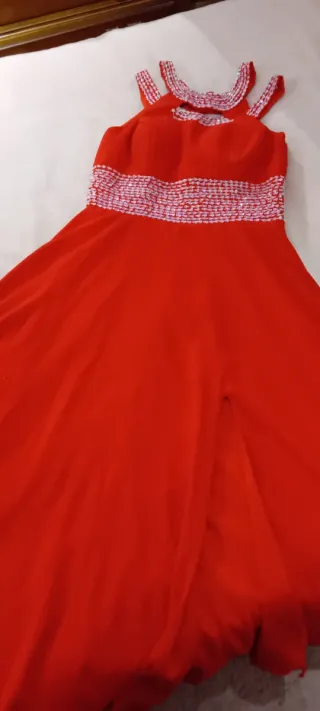 Vestido de fiesta rojo con pedrería