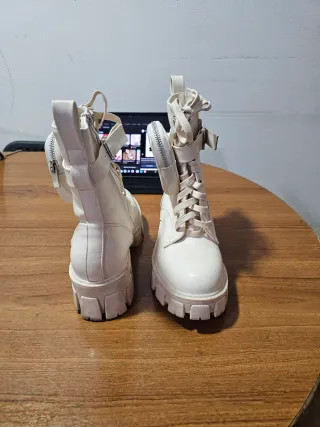 Botines blancos con cremallera y cordones