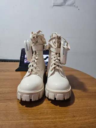 Botines blancos con cremallera y cordones