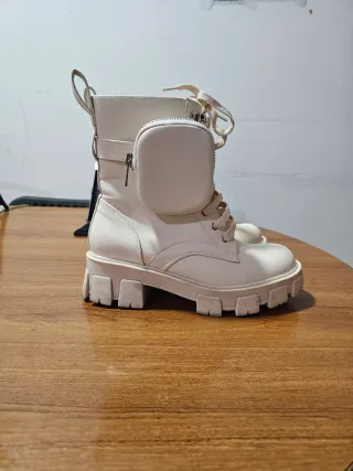 Botines blancos con cremallera y cordones