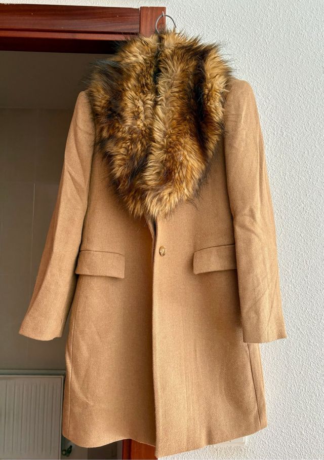 Abrigo Zara Beige con Cuello de Pelo