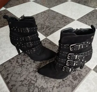 Botas Botines tacón alto negras con tachuelas y he