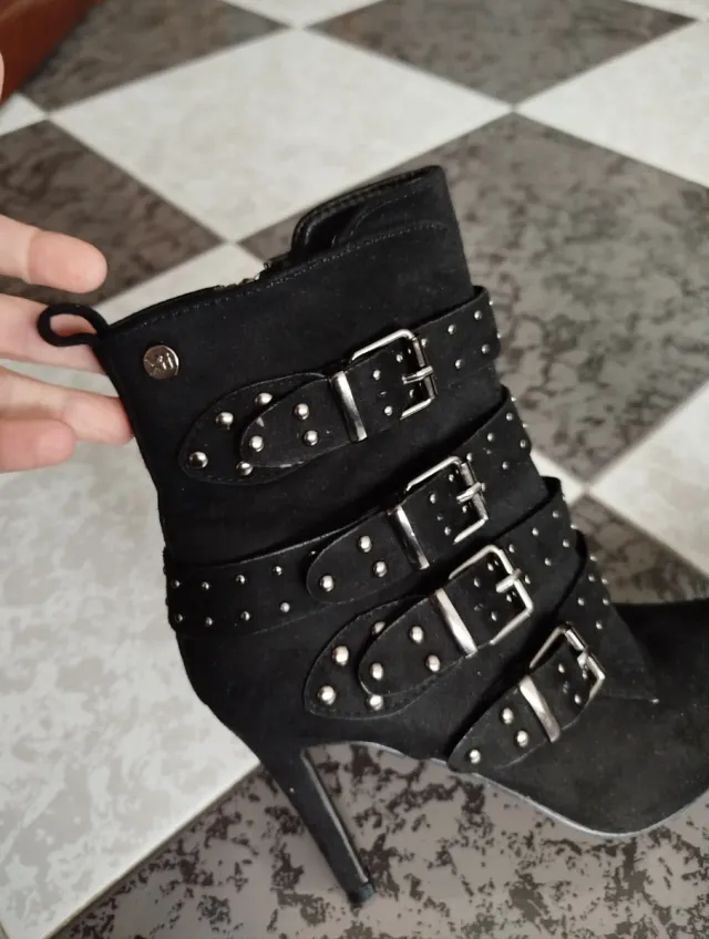 Botas Botines tacón alto negras con tachuelas y he