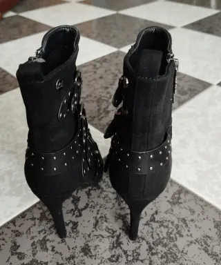 Botas Botines tacón alto negras con tachuelas y he