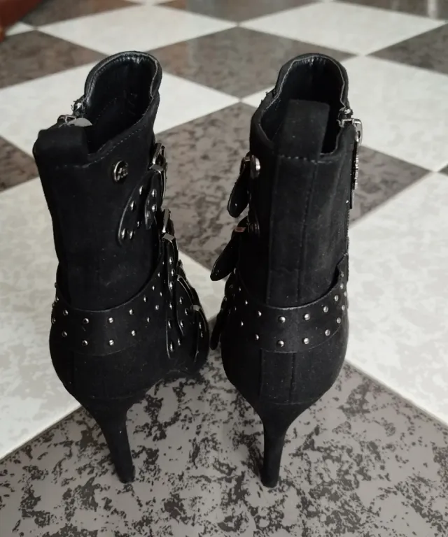 Botas Botines tacón alto negras con tachuelas y he