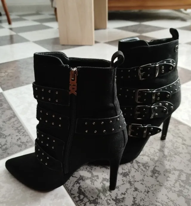 Botas Botines tacón alto negras con tachuelas y he